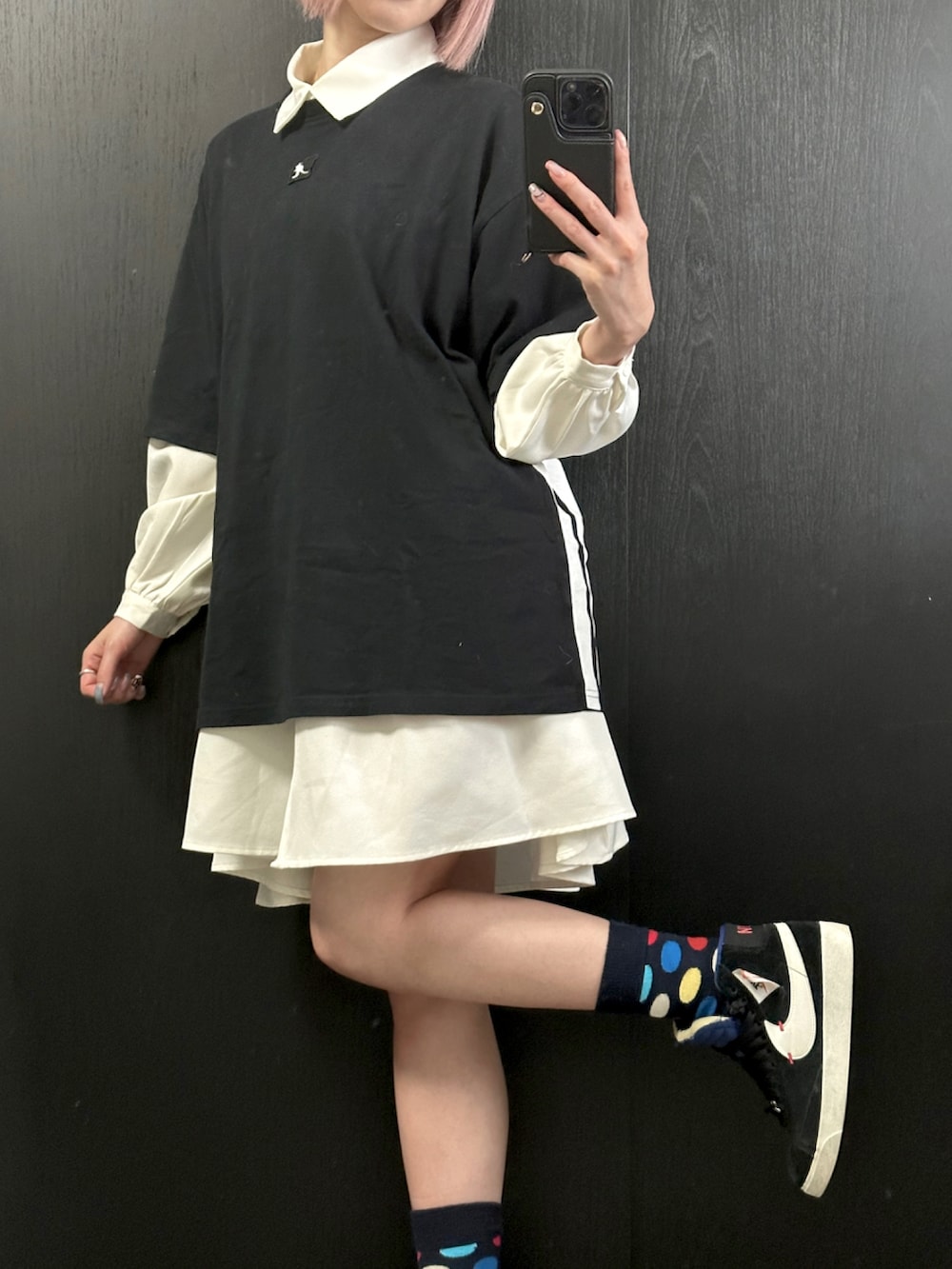 ブラック系のTシャツ/カットソー、ホワイト系のシャツワンピース、ブラック系のスニーカーを着用したレディースの夏コーディネートの5枚目の写真