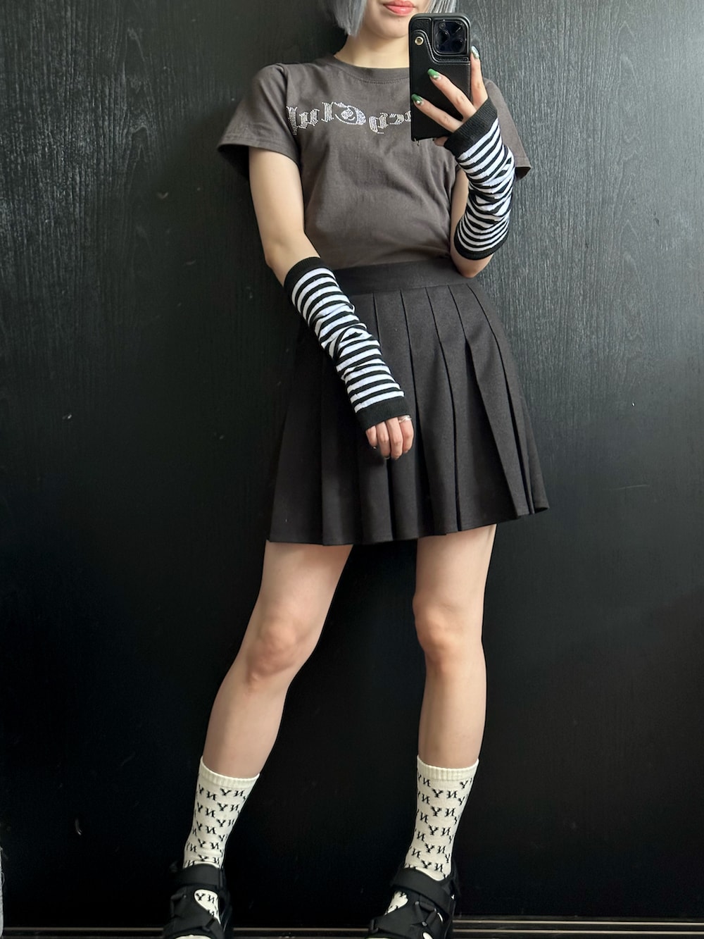 「休日スタイル、おでかけコーデ、夏コーデ、韓国ブランド、韓国コーデ、韓国ストリート、ストリートMIX、ストリート女子、韓国好きな人と繋がりたい、チビT、ブラックコーデ、nastyfancyclub、SPINNS、MLB、グレイル」｜「FANCY CLUBのA'GEM/9 × .kom『NASTY FANCY CLUB/ナスティーファンシークラブ』ILLUSORY CROP TEE/イルーソリィ クロップド丈 半袖Tシャツ（Tシャツ/カットソー、グレー系）」を使った、niru♥さん（レディース・156cm）の夏コーディネートの2枚目の写真