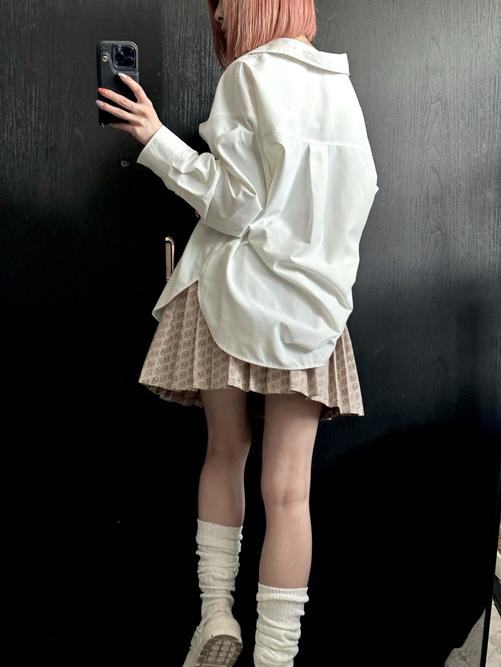 ブラック系のキャミソール、ベージュ系のスカート、ホワイト系のサンダルを着用したレディースの夏コーディネートの4枚目の写真