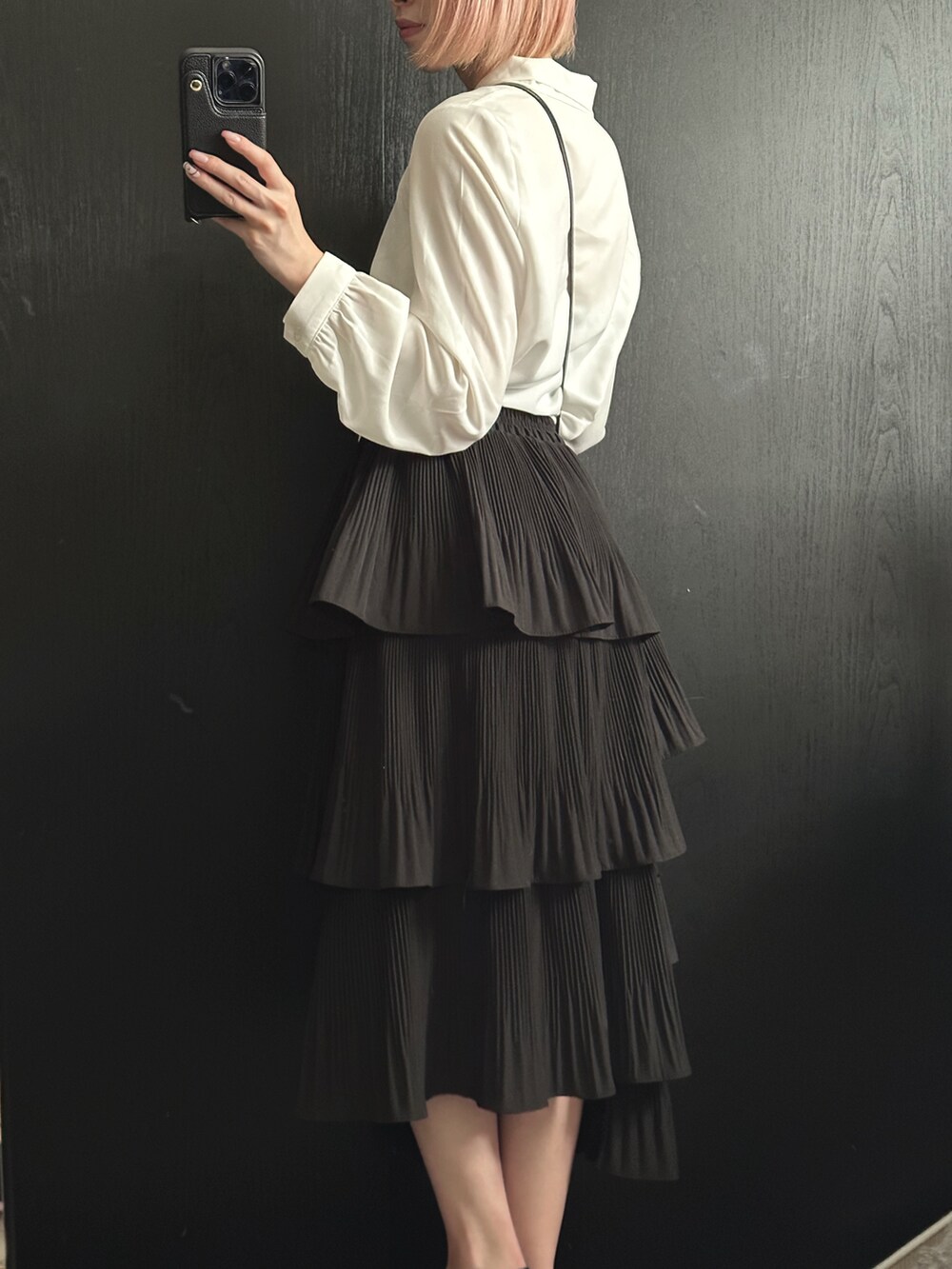 ホワイト系のシャツ/ブラウス、ブラック系のスカート、ブラック系のサンダルを着用したレディースの夏コーディネートの4枚目の写真