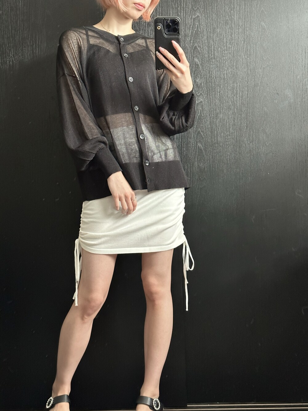 ブラック系のカーディガン/ボレロ、ブラック系のキャミソール、ホワイト系のスカートを着用したレディースの夏コーディネートの2枚目の写真