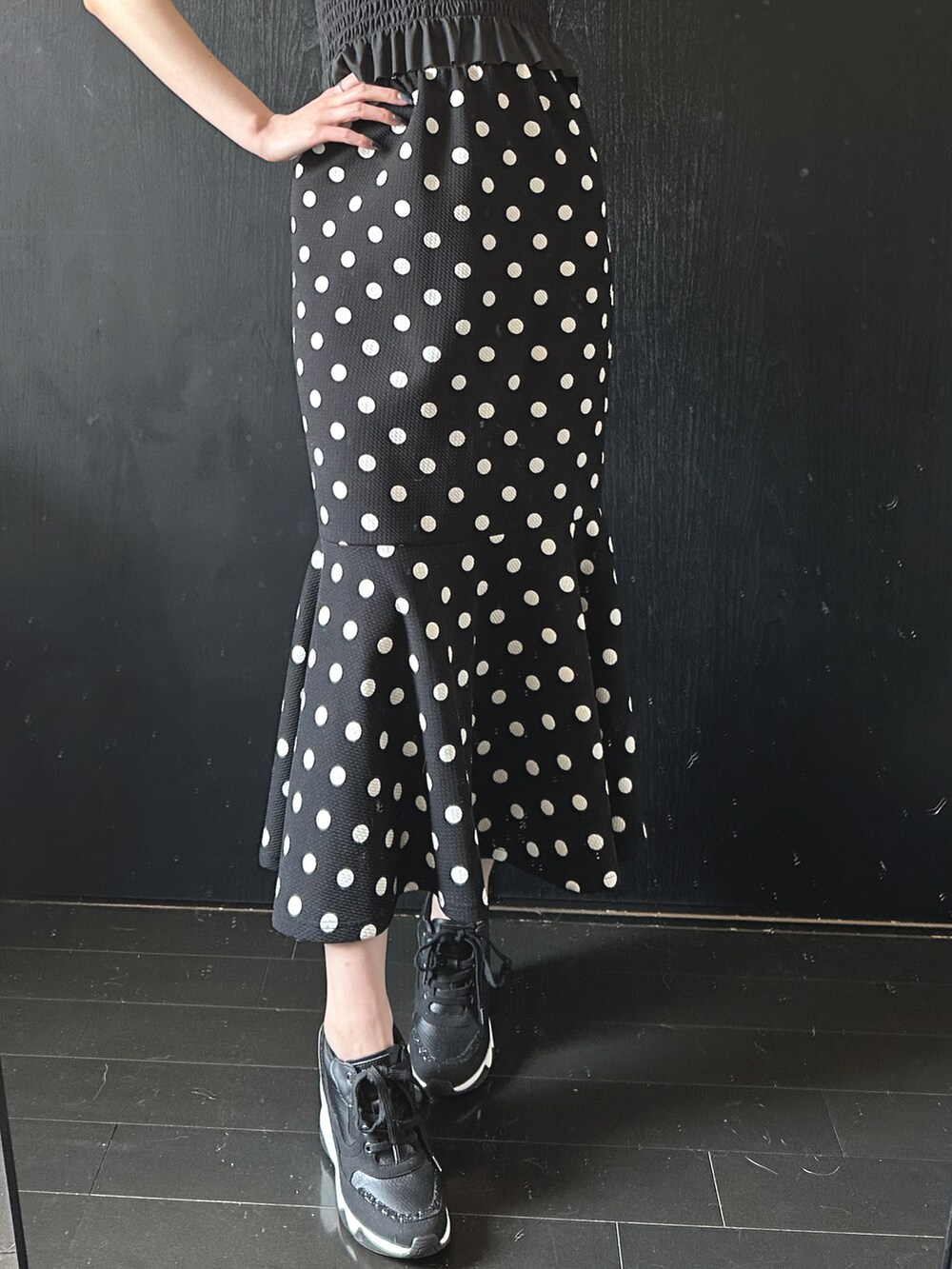 ブラック系のキャミソール、ホワイト系のシャツ/ブラウス、ブラック系のスカートを着用したレディースの夏コーディネートの4枚目の写真