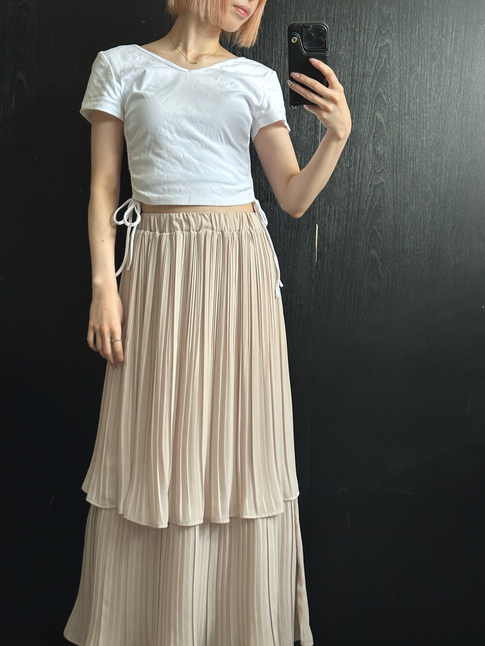 ホワイト系のTシャツ/カットソー、ホワイト系のスカートを着用したレディースの夏コーディネートの2枚目の写真