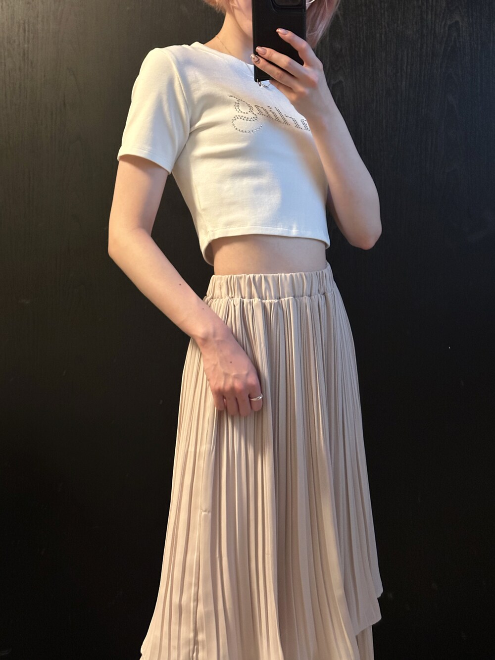 ホワイト系のTシャツ/カットソー、ホワイト系のスカート、ベージュ系のトートバッグを着用したレディースの夏コーディネートの3枚目の写真