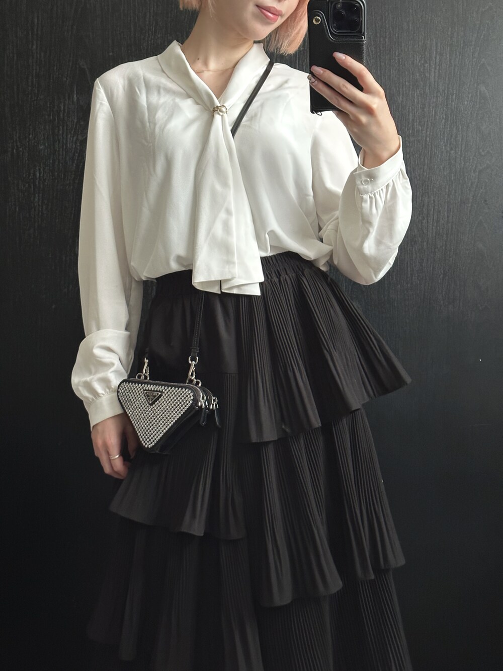 ホワイト系のシャツ/ブラウス、ブラック系のスカート、ブラック系のサンダルを着用したレディースの夏コーディネートの5枚目の写真