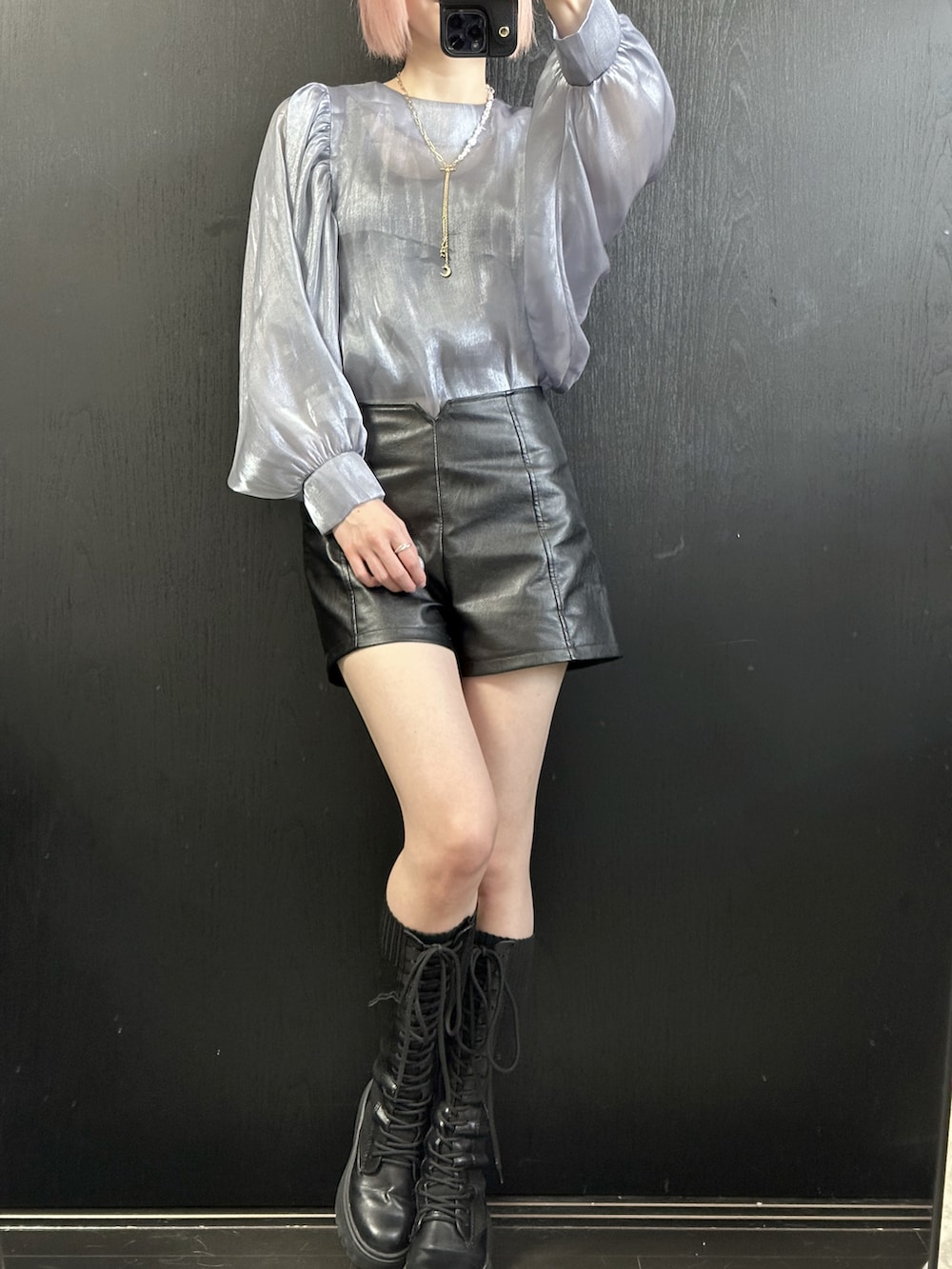 ブルー系のシャツ/ブラウス、ブラック系のパンツ、ブラック系のブーツを着用したレディースの夏コーディネートの3枚目の写真