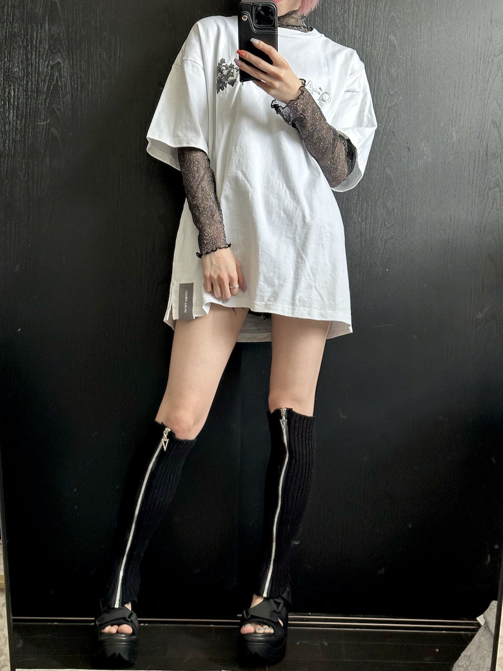 ブラック系のトップス、ブラック系のサンダル、ホワイト系のTシャツ/カットソーを着用したレディースの夏コーディネートの2枚目の写真