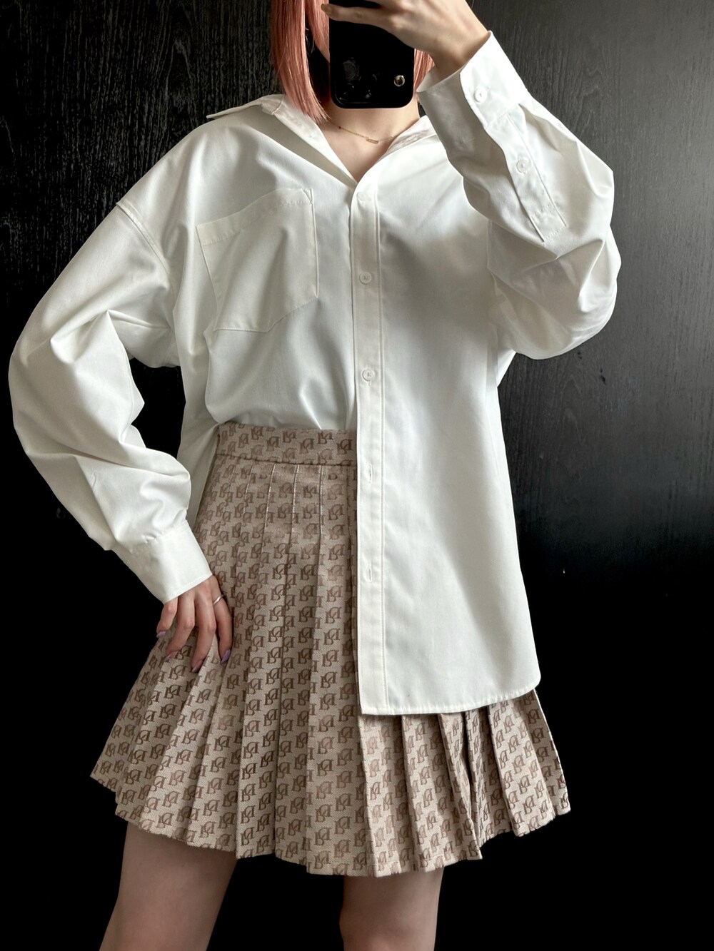 ブラック系のキャミソール、ベージュ系のスカート、ホワイト系のサンダルを着用したレディースの夏コーディネートの3枚目の写真