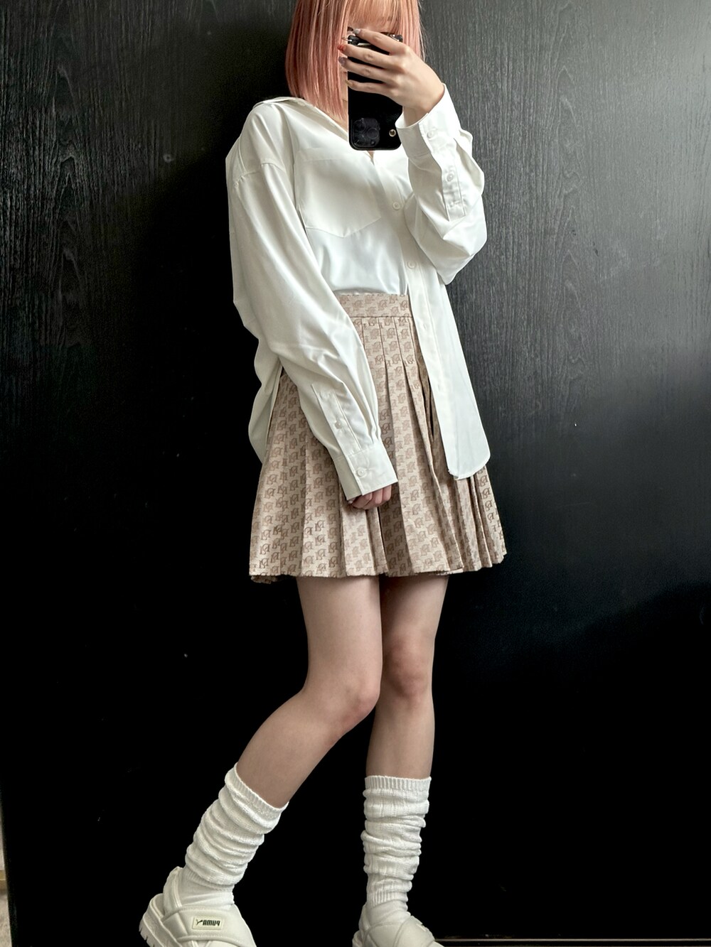 ブラック系のキャミソール、ベージュ系のスカート、ホワイト系のサンダルを着用したレディースの夏コーディネートの5枚目の写真