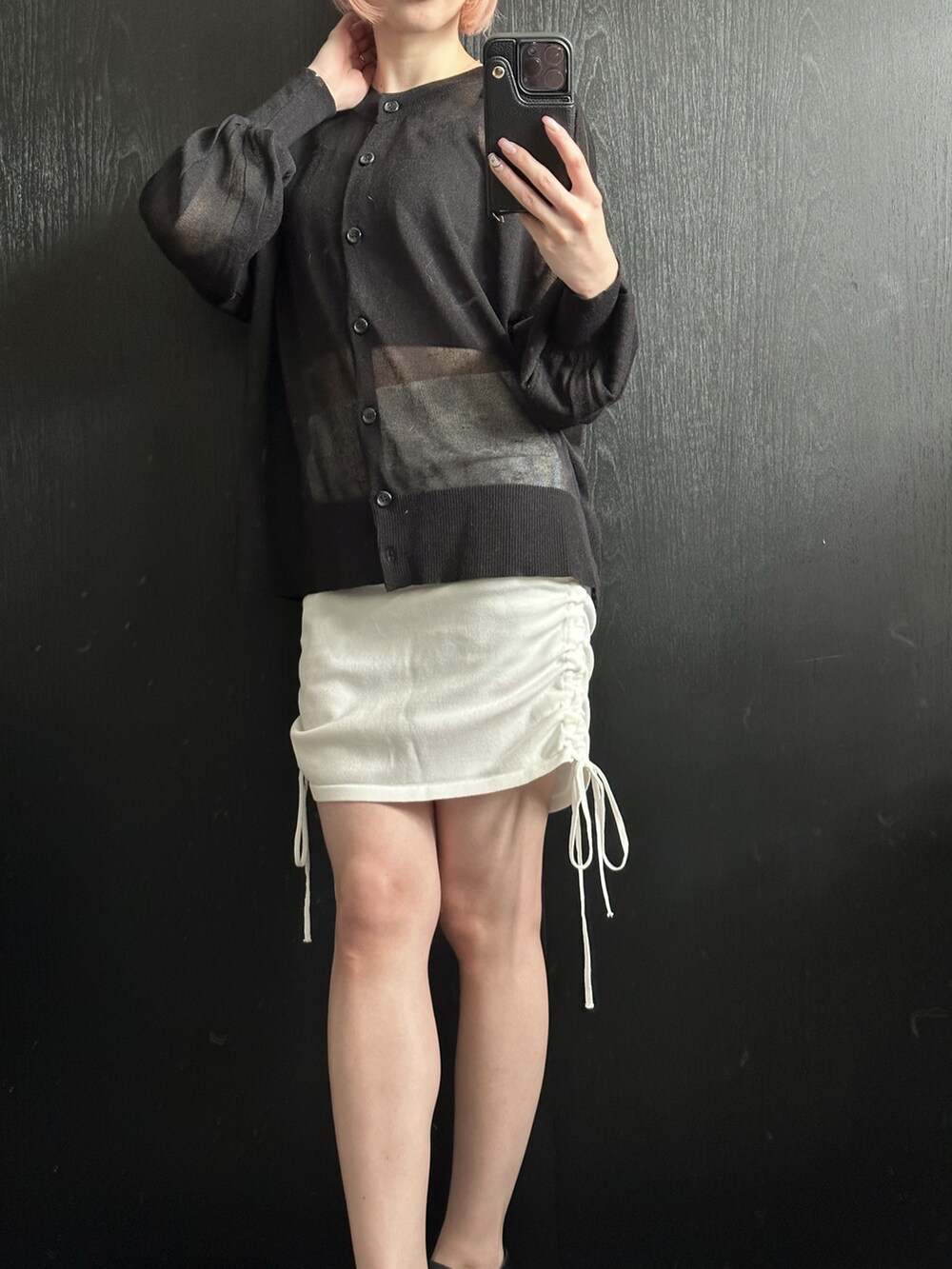 ブラック系のカーディガン/ボレロ、ブラック系のキャミソール、ホワイト系のスカートを着用したレディースの夏コーディネートの3枚目の写真