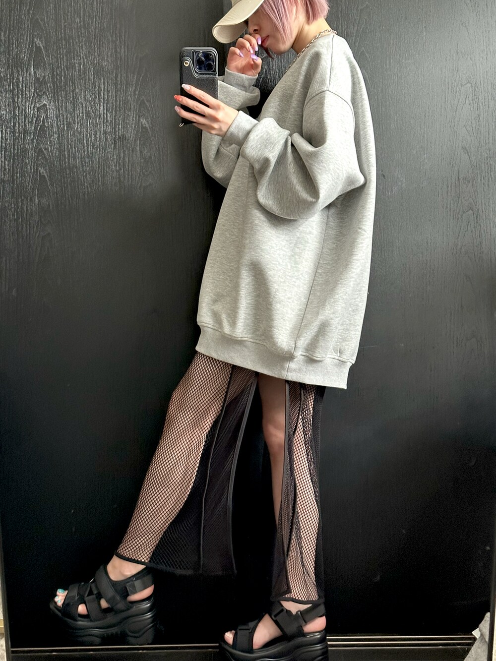 グレー系のスウェット、ブラック系のボディバッグ/ウエストポーチ、ブラック系のサンダルを着用したレディースの夏コーディネートの4枚目の写真