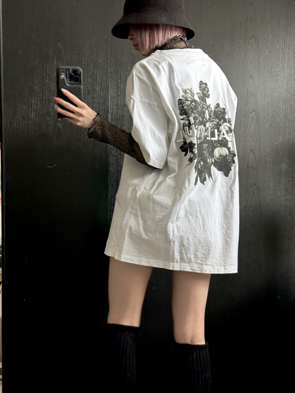 ブラック系のトップス、ブラック系のサンダル、ホワイト系のTシャツ/カットソーを着用したレディースの夏コーディネートの4枚目の写真