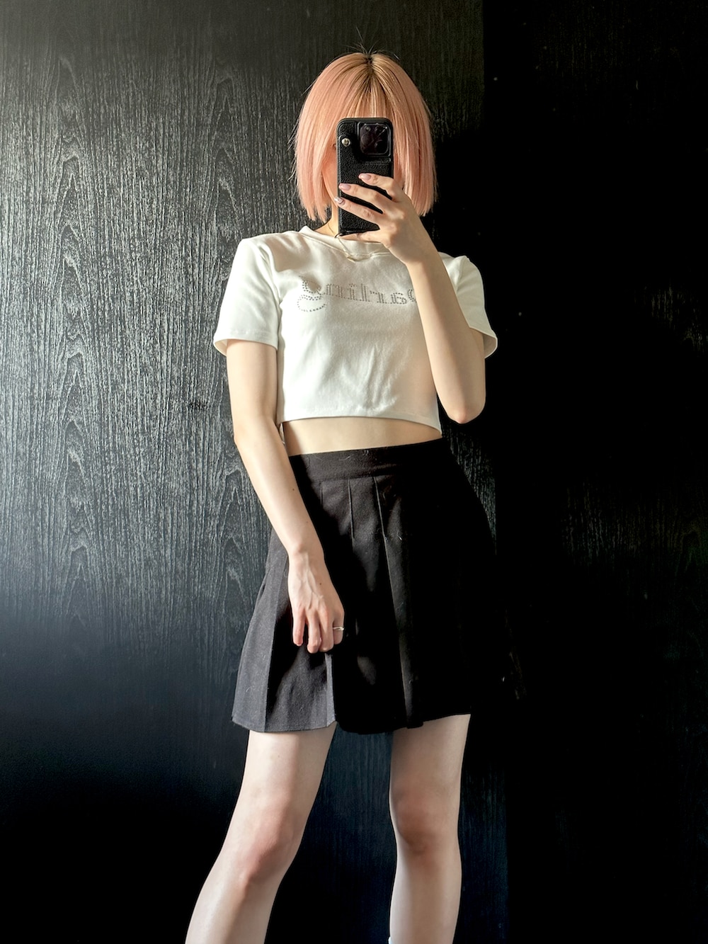 ホワイト系のTシャツ/カットソー、ブラック系のスカート、ブラック系のスニーカーを着用したレディースの夏コーディネートの3枚目の写真