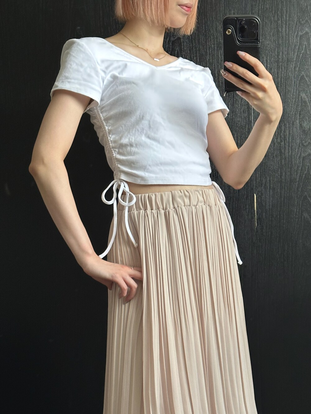 ホワイト系のTシャツ/カットソー、ホワイト系のスカートを着用したレディースの夏コーディネートの4枚目の写真