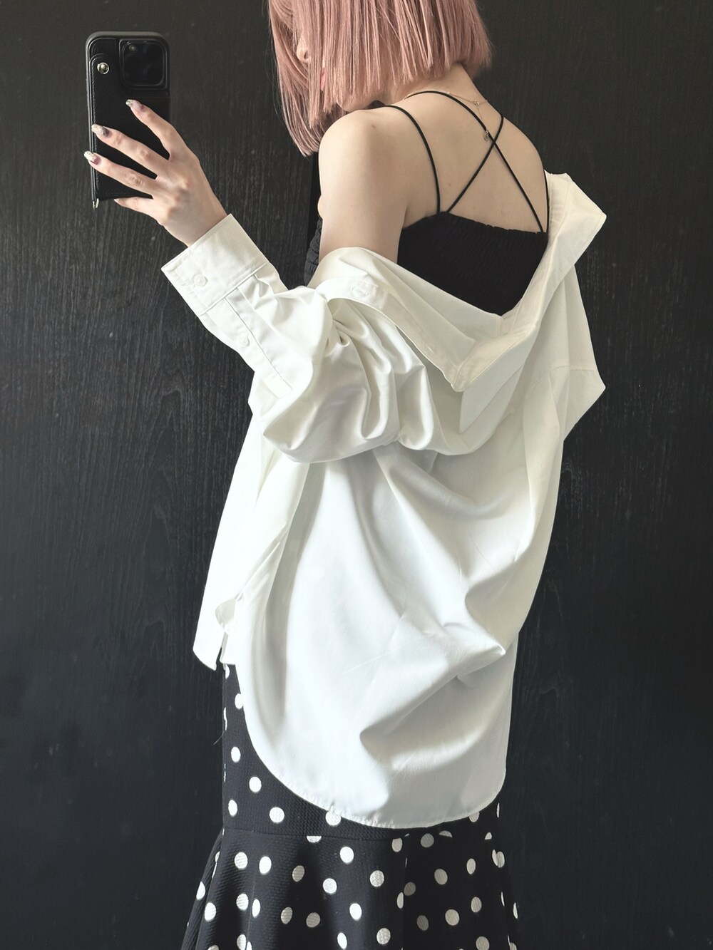 ブラック系のキャミソール、ホワイト系のシャツ/ブラウス、ブラック系のスカートを着用したレディースの夏コーディネートの3枚目の写真