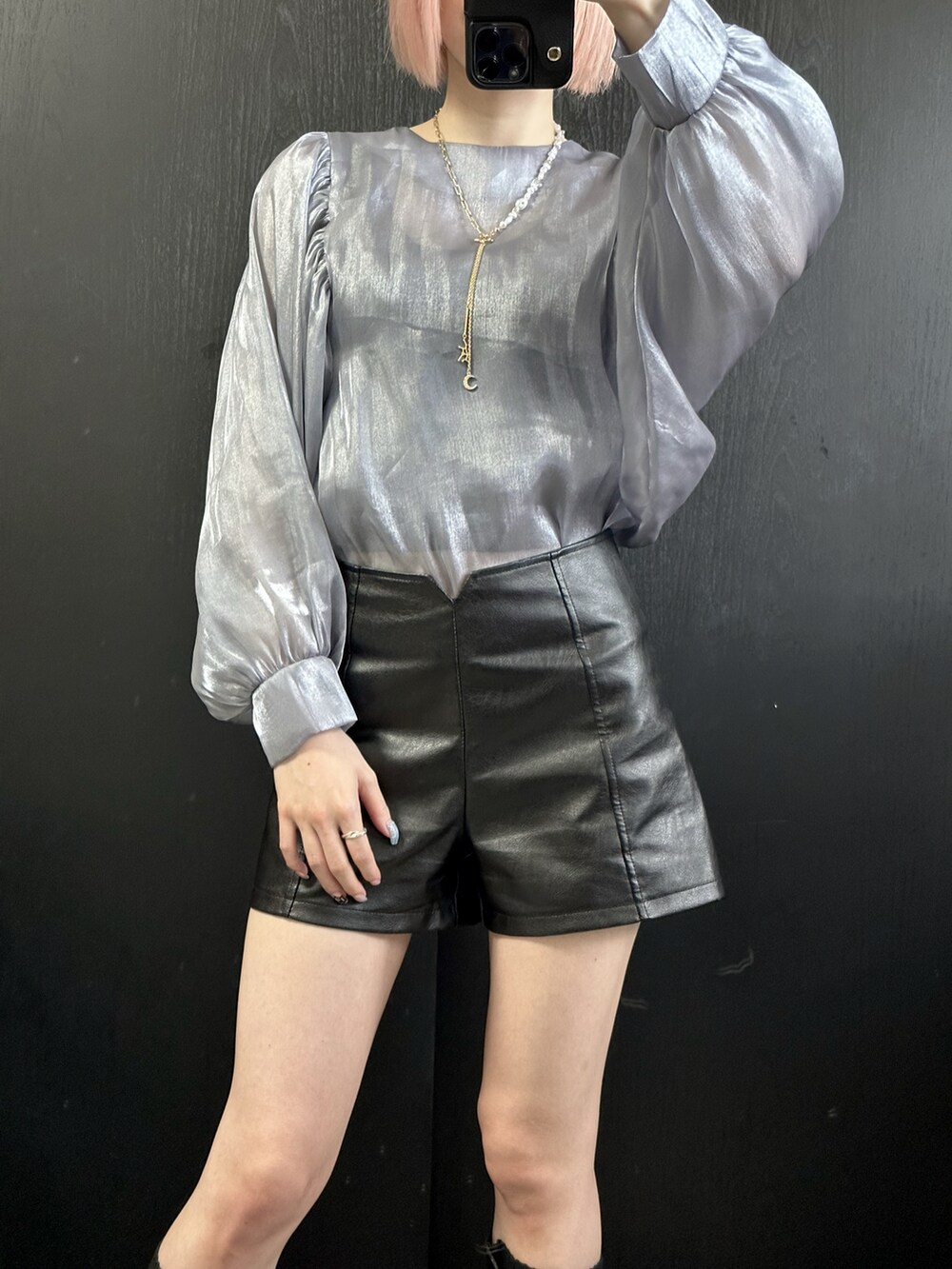 ブルー系のシャツ/ブラウス、ブラック系のパンツ、ブラック系のブーツを着用したレディースの夏コーディネートの5枚目の写真