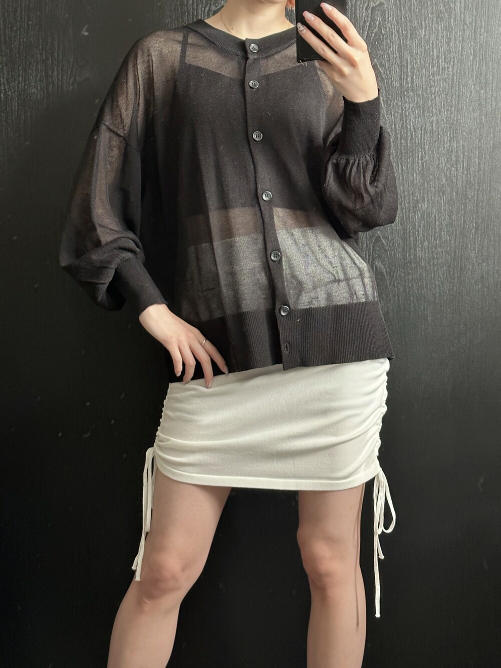 ブラック系のカーディガン/ボレロ、ブラック系のキャミソール、ホワイト系のスカートを着用したレディースの夏コーディネートの4枚目の写真