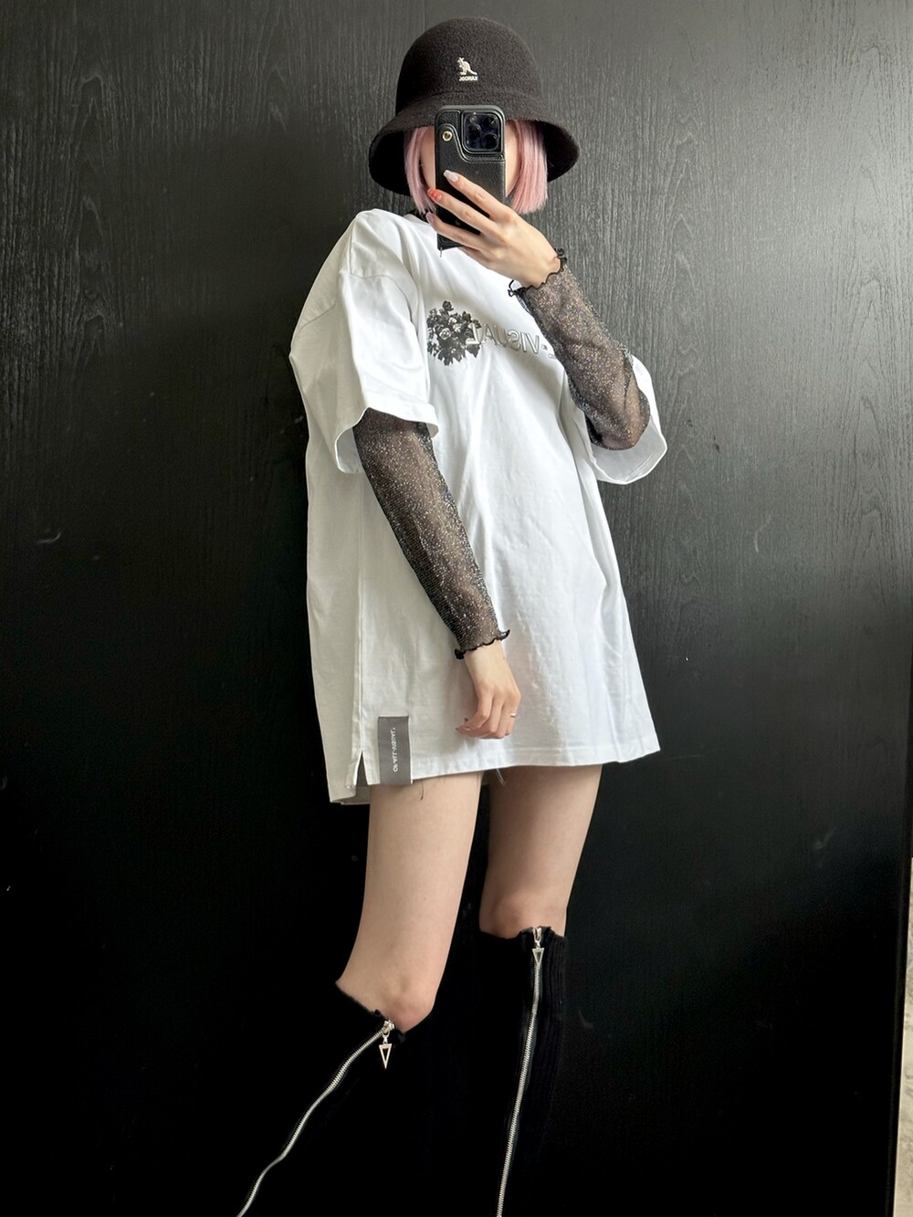 ブラック系のトップス、ブラック系のサンダル、ホワイト系のTシャツ/カットソーを着用したレディースの夏コーディネートの3枚目の写真