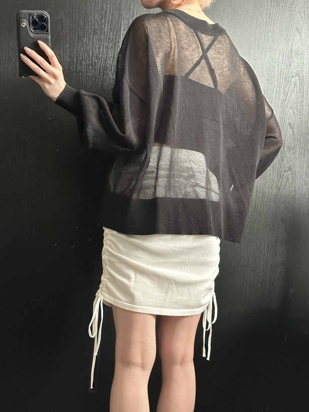 ブラック系のカーディガン/ボレロ、ブラック系のキャミソール、ホワイト系のスカートを着用したレディースの夏コーディネートの5枚目の写真