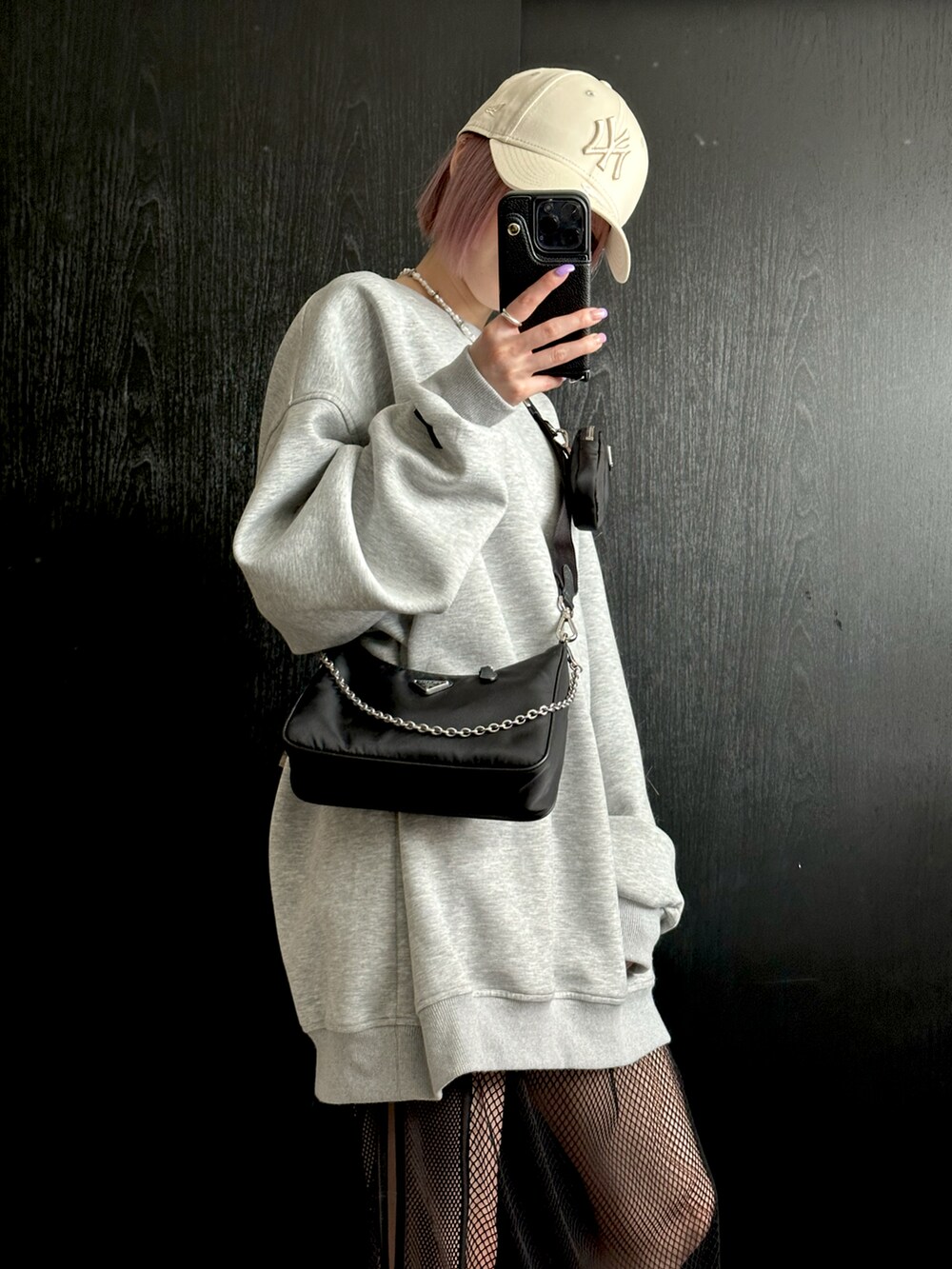 グレー系のスウェット、ブラック系のボディバッグ/ウエストポーチ、ブラック系のサンダルを着用したレディースの夏コーディネートの2枚目の写真