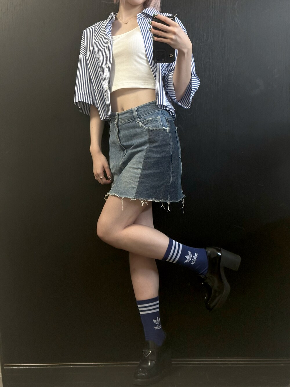 ブルー系のシャツ/ブラウス、ブラック系のデニムパンツ、ブラック系のローファーを着用したレディースの夏コーディネートの3枚目の写真