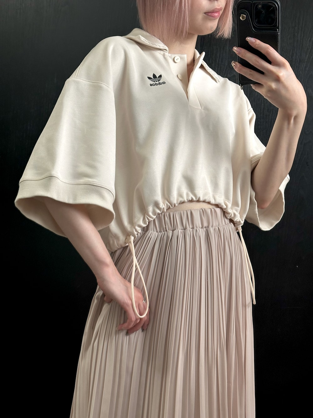 「カジュアルスタイル、休日コーデ、夏服、オトナカワイイ、厚底サンダル、スポーツミックス、ホワイトコーデ、ポロシャツ、アディダス、ティアードスカート、UGG、韓国コーデ、韓国ストリート、オルチャンファッション、クロップドトップス」｜「adidasのAlways Original ポロシャツ / アディダスオリジナルス adidas Originals（ポロシャツ、ホワイト系）」を使った、niru♥さん（レディース・156cm）の夏コーディネートの4枚目の写真