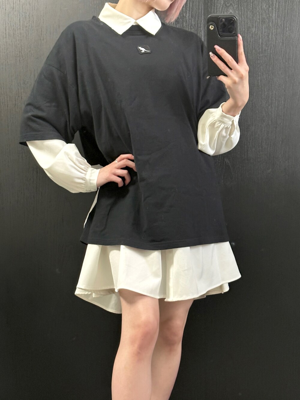 ブラック系のTシャツ/カットソー、ホワイト系のシャツワンピース、ブラック系のスニーカーを着用したレディースの夏コーディネートの3枚目の写真