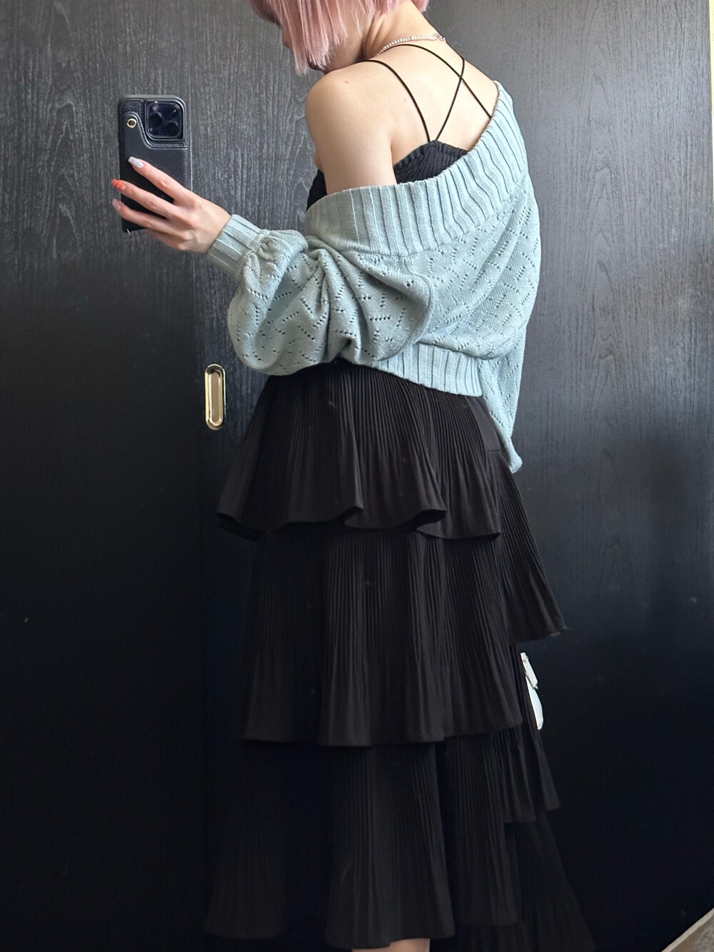 ブルー系のカーディガン/ボレロ、ブラック系のスカート、ブラック系のサンダルを着用したレディースの夏コーディネートの3枚目の写真