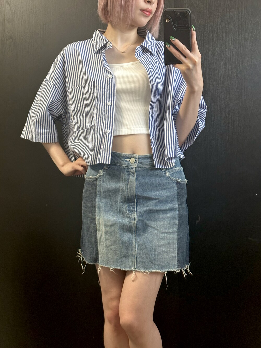 ブルー系のシャツ/ブラウス、ブラック系のデニムパンツ、ブラック系のローファーを着用したレディースの夏コーディネートの5枚目の写真