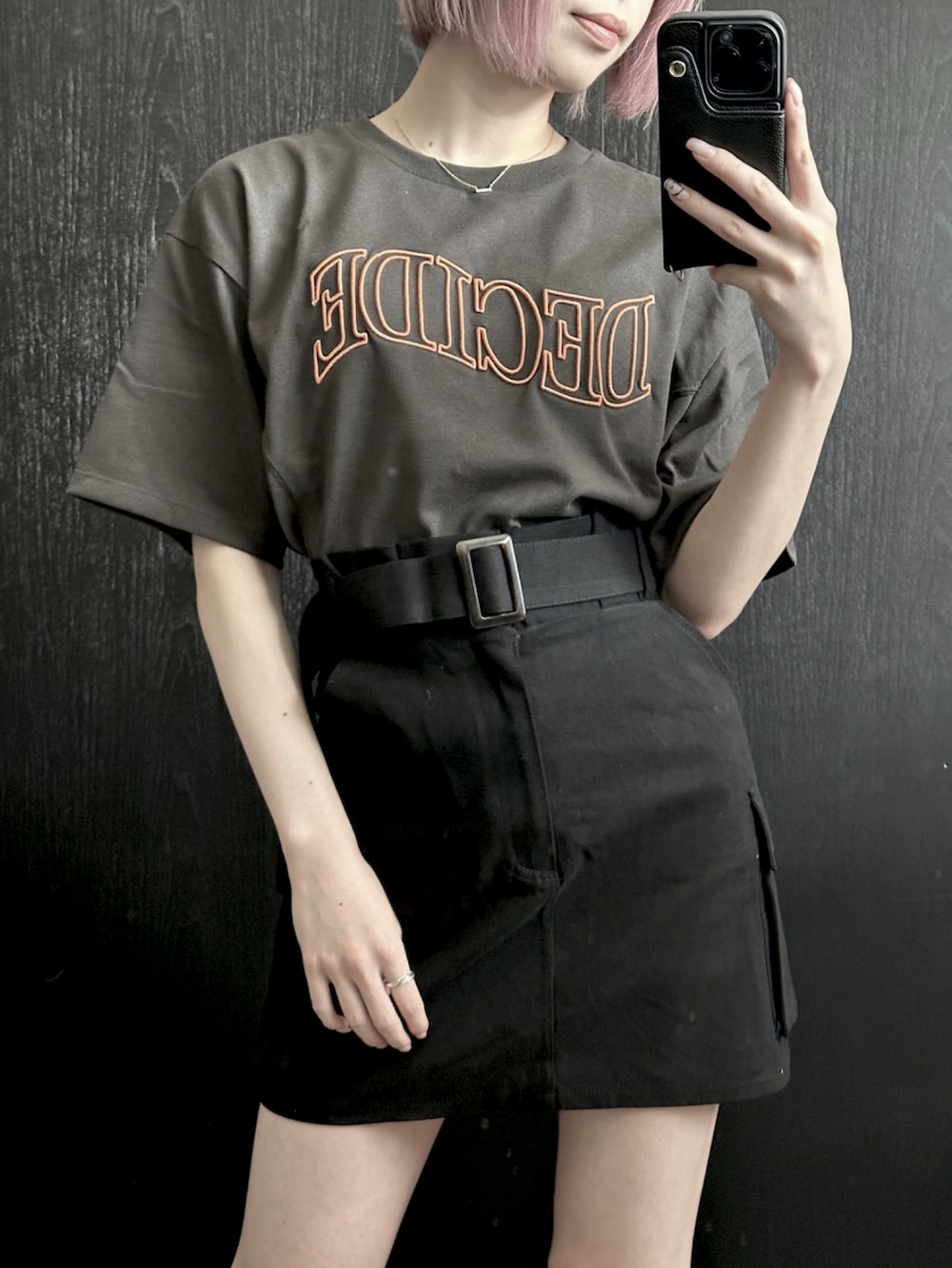 「大人コーデ、おでかけコーデ、スカートスタイル、ラフコーデ、韓国ファッション、クロップドトップス、Tシャツスタイル、チャコールグレー、カーゴスカート、ミニスカート、ブラック×グレー、ストリートカジュアル、ストリート服が好き、韓国ストリート、グレイル」｜「ZARAのアイテム（サンダル、ブラック系）」を使った、niru♥さん（レディース・156cm）の夏コーディネートの3枚目の写真