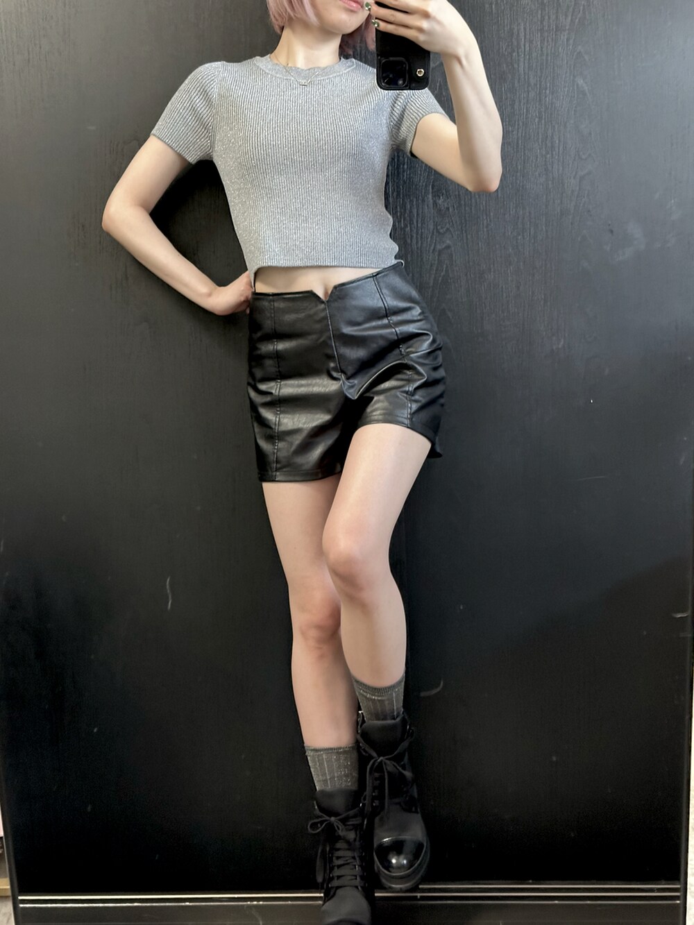 グレー系のトップス、ブラック系のパンツを着用したレディースの夏コーディネートの3枚目の写真