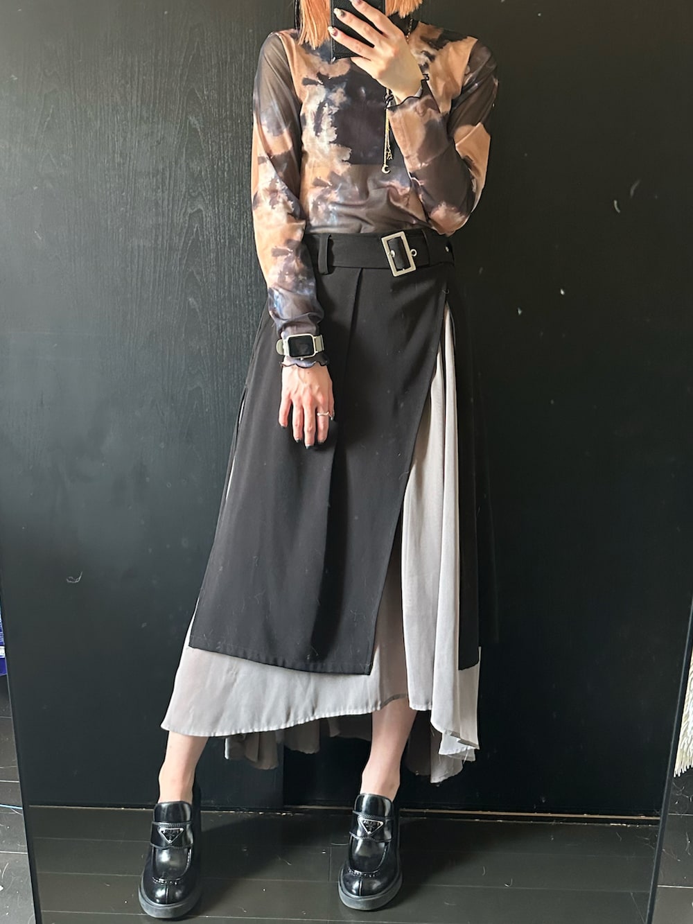 ブラック系のシャツ/ブラウス、ブラック系のスカート、ブラック系のローファーを着用したレディースの夏コーディネートの2枚目の写真