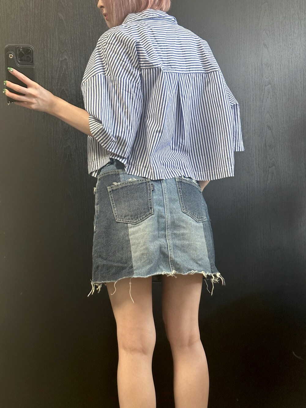 ブルー系のシャツ/ブラウス、ブラック系のデニムパンツ、ブラック系のローファーを着用したレディースの夏コーディネートの4枚目の写真