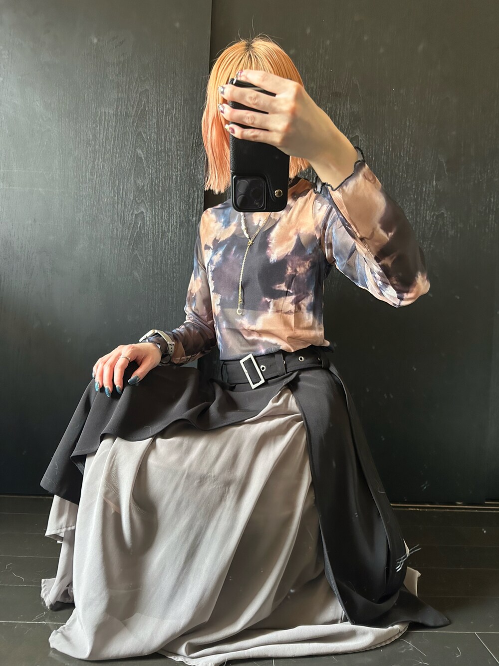 ブラック系のシャツ/ブラウス、ブラック系のスカート、ブラック系のローファーを着用したレディースの夏コーディネートの3枚目の写真
