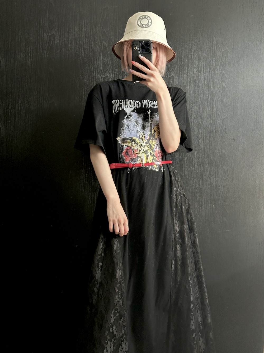 「夏コーデ、カジュアル、ゆったりコーデ、ootd、ラフコーデ、バケットハット、カーキ、ショートヘア、韓国コーデ、韓国ファッション、オルチャンファッション、雨の日コーデ、フラットサンダル、ワンピースコーデ、古着MIX」｜「jouetieのドッキングロックワンピース（ワンピース、ブラック系）」を使った、niru♥さん（レディース・156cm）の夏コーディネートの2枚目の写真