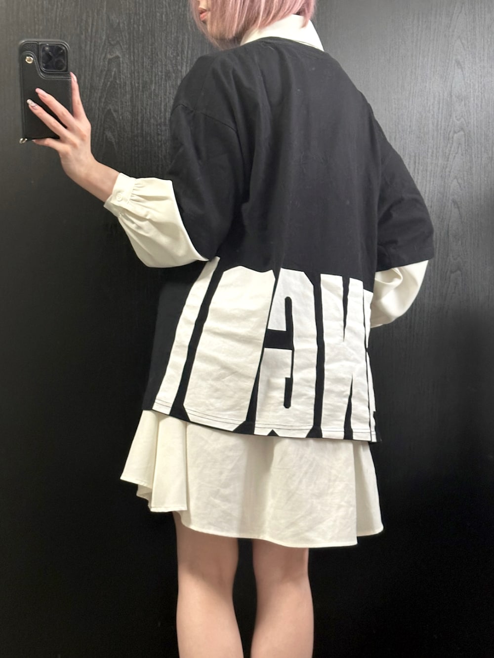 ブラック系のTシャツ/カットソー、ホワイト系のシャツワンピース、ブラック系のスニーカーを着用したレディースの夏コーディネートの4枚目の写真
