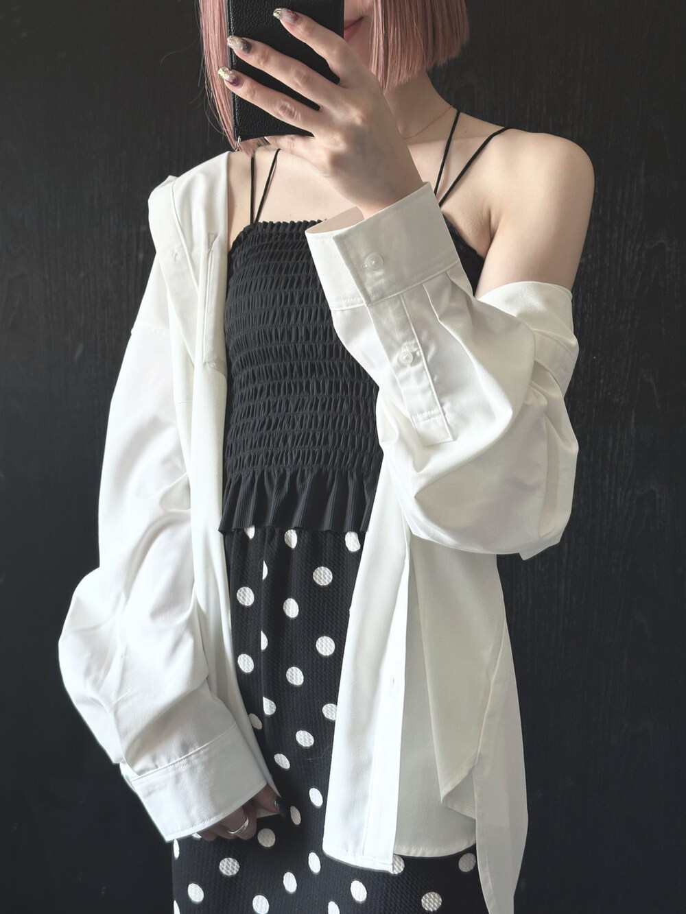 ブラック系のキャミソール、ホワイト系のシャツ/ブラウス、ブラック系のスカートを着用したレディースの夏コーディネートの2枚目の写真