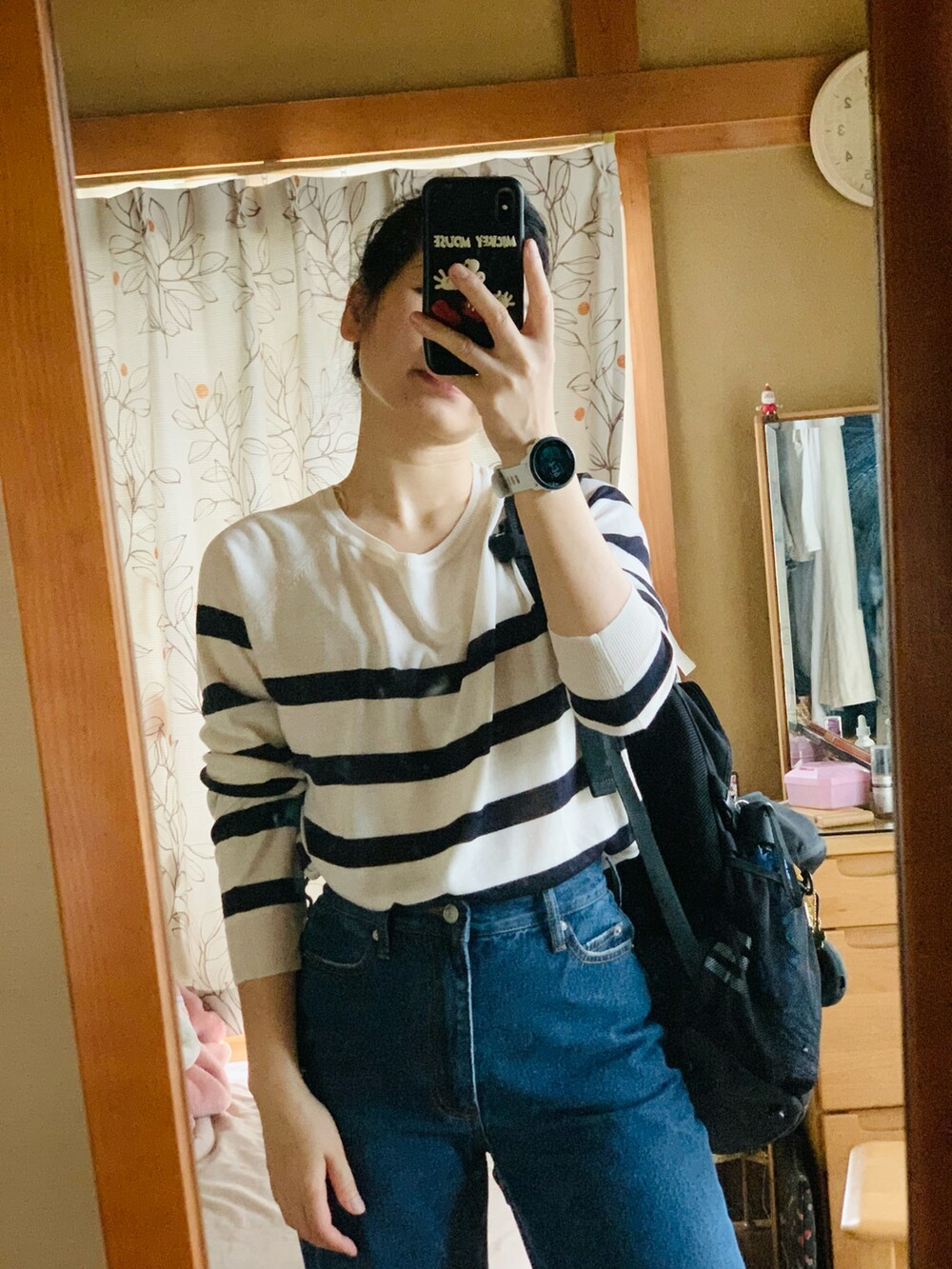 ブルー系のデニムパンツ、ホワイト系のTシャツ/カットソーを着用したレディースの夏コーディネートの2枚目の写真