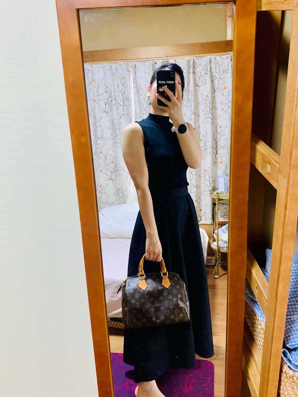 ブラック系のチューブトップを着用したレディースの夏コーディネートの2枚目の写真