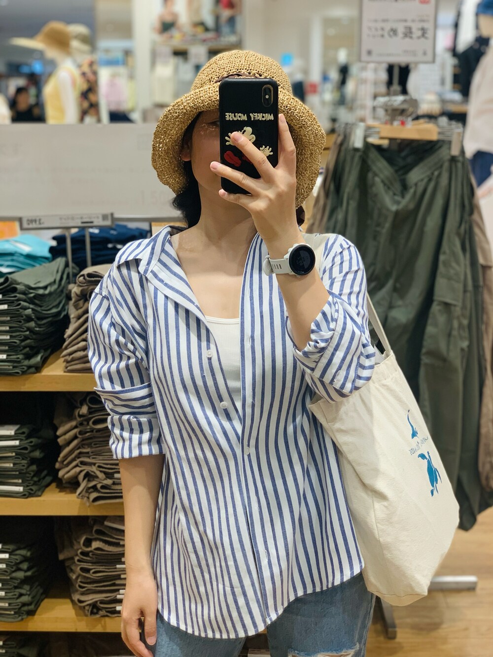 ブルー系のシャツ/ブラウス、ブルー系のデニムパンツ、ホワイト系のタンクトップを着用したレディースの夏コーディネートの2枚目の写真