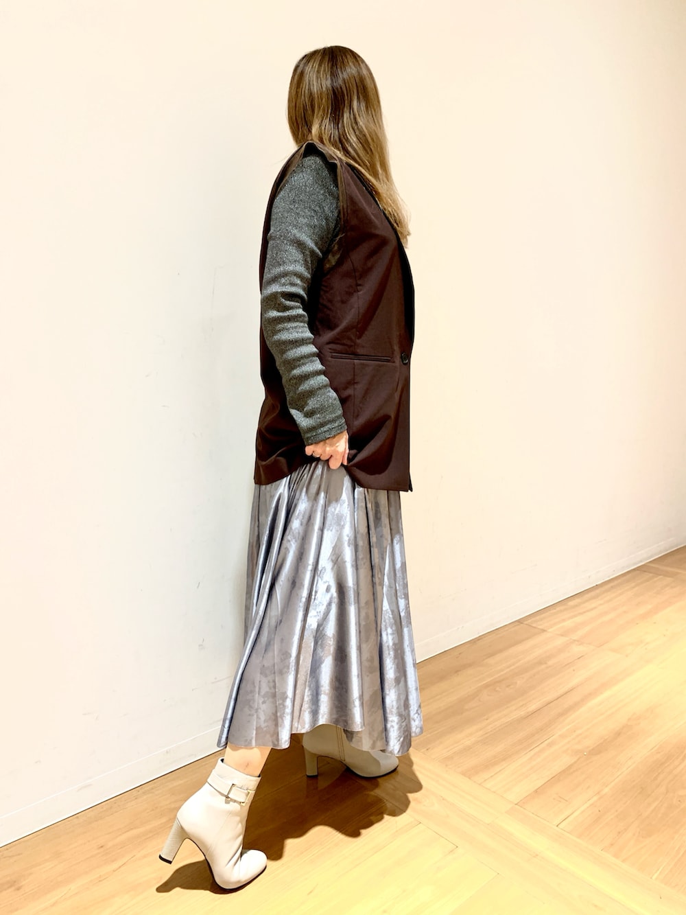 ホワイト系のブーツを着用したレディースの秋コーディネートの2枚目の写真