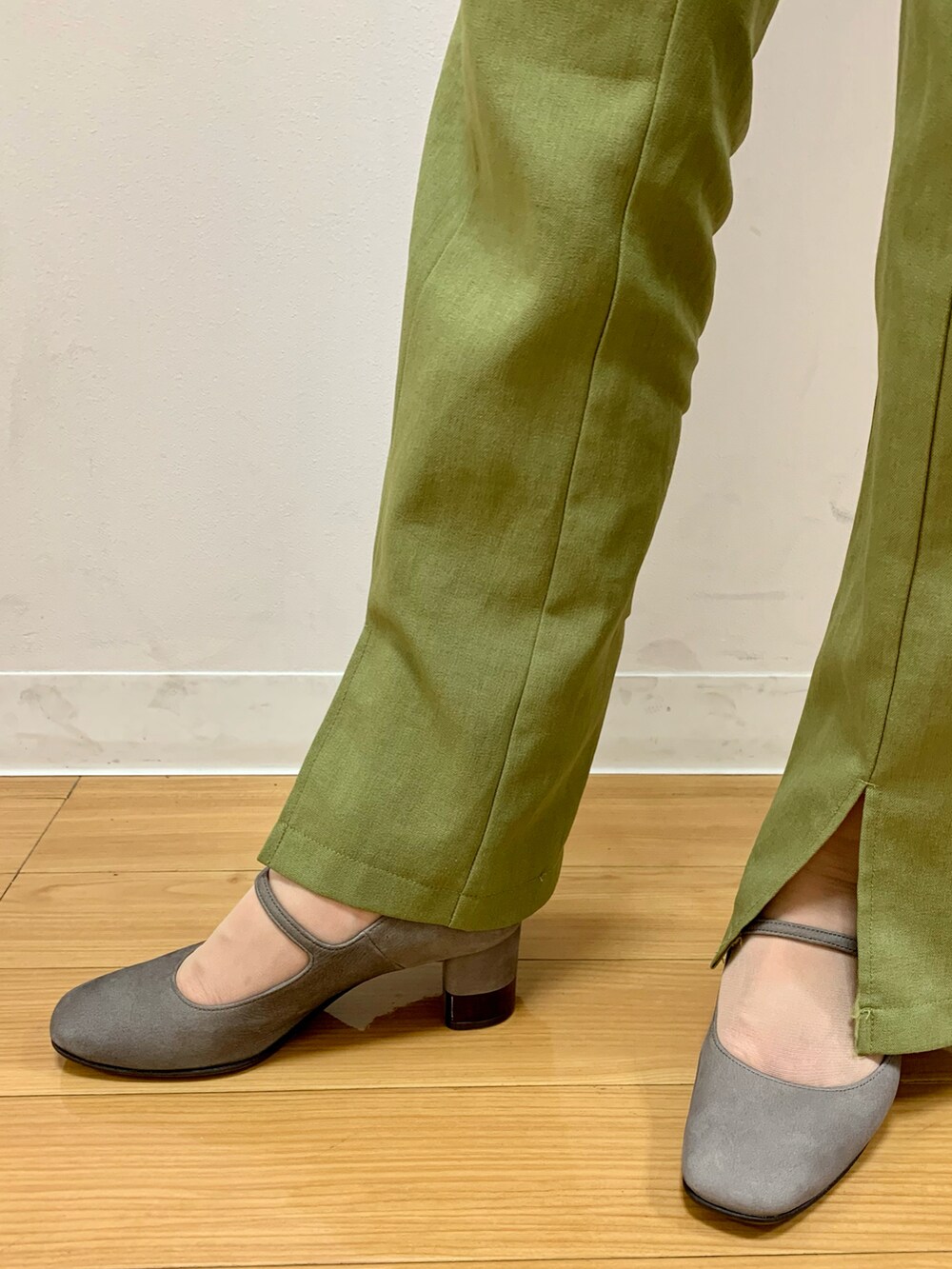 グレー系のパンプスを着用したレディースの夏コーディネートの2枚目の写真