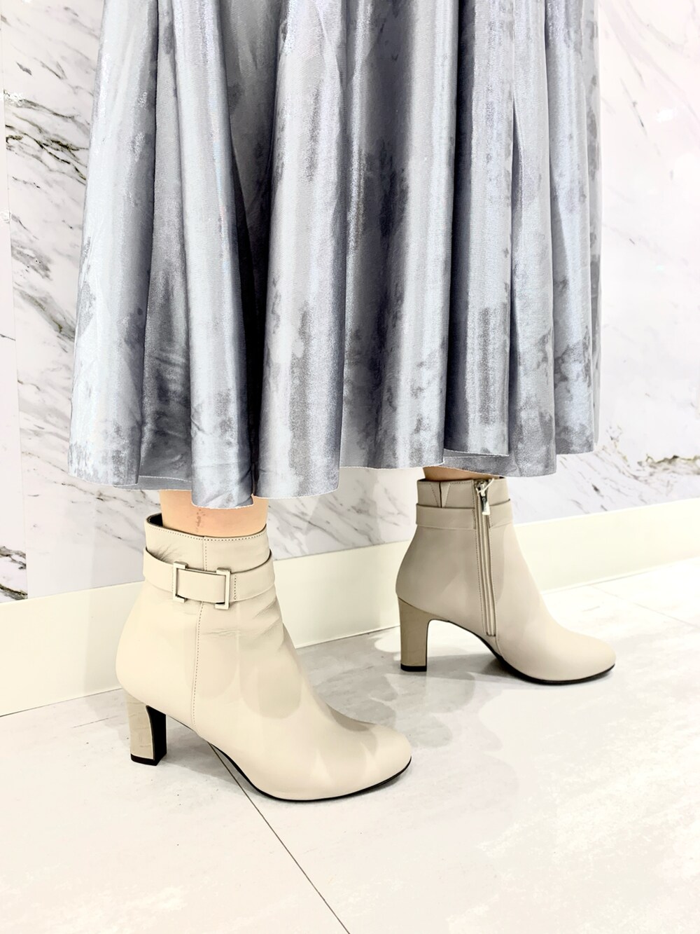 ホワイト系のブーツを着用したレディースの秋コーディネートの3枚目の写真