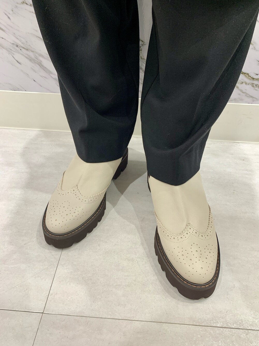 ホワイト系のブーツを着用したレディースの冬コーディネートの2枚目の写真