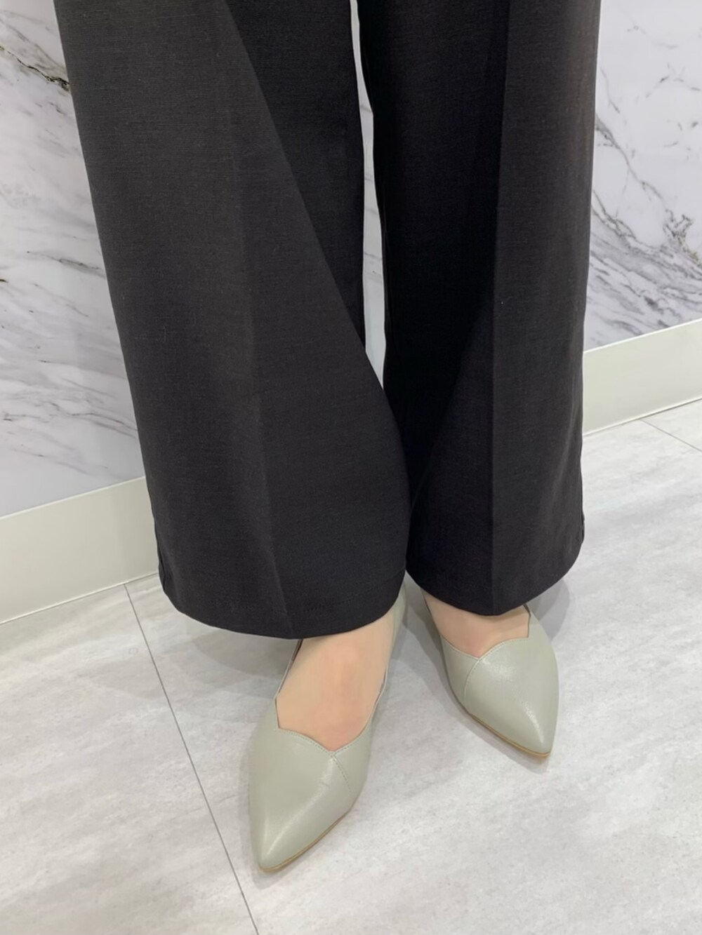 グレー系のパンプスを着用したレディースの春コーディネートの2枚目の写真