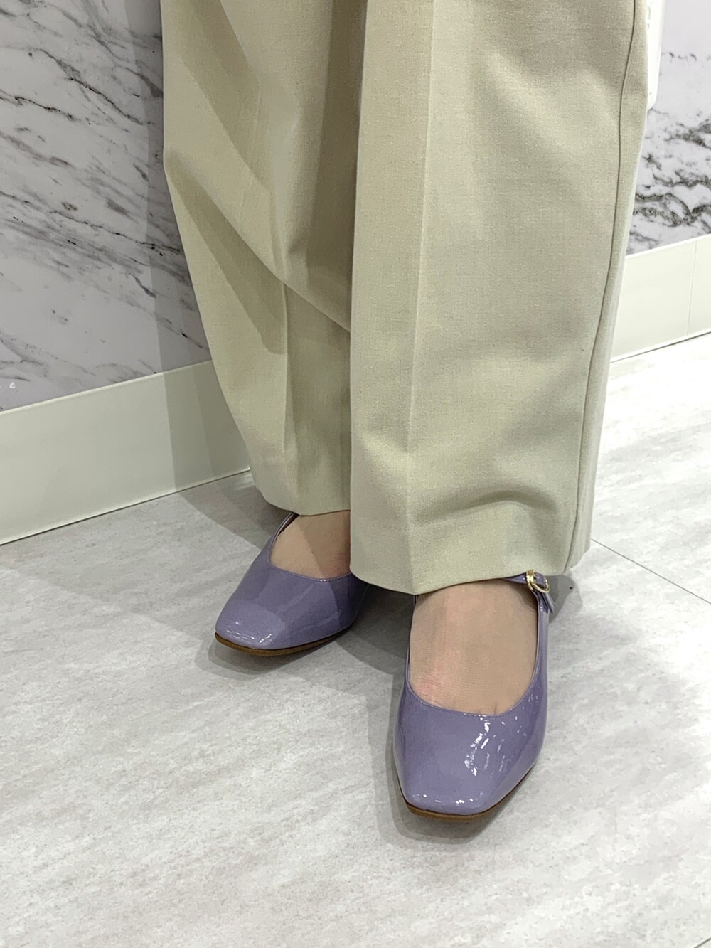 パープル系のパンプスを着用したレディースの春コーディネートの2枚目の写真