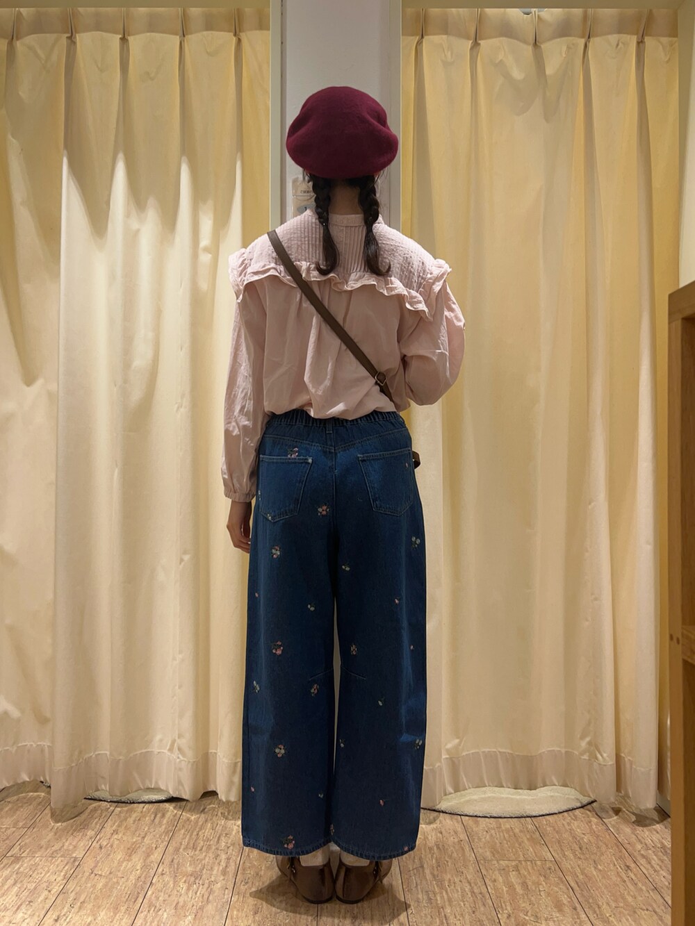 ピンク系のシャツ/ブラウス、ブルー系のその他パンツ、ブラウン系のドレスシューズを着用したレディースの秋コーディネートの3枚目の写真