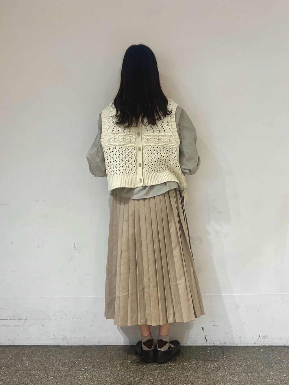「サマンサ モスモス(Samansa Mos2)、Samansa Mos2、SM2、最近のいい感じコーデ、ホワイトコーデ、クリスマスに着たい服、冬、ニット/セーター」｜「Samansa Mos2の【FluffyWoolBlend】前後着ニットベスト（ベスト、ホワイト系）」を使った、りんごさん（レディース・167cm）の冬コーディネートの3枚目の写真