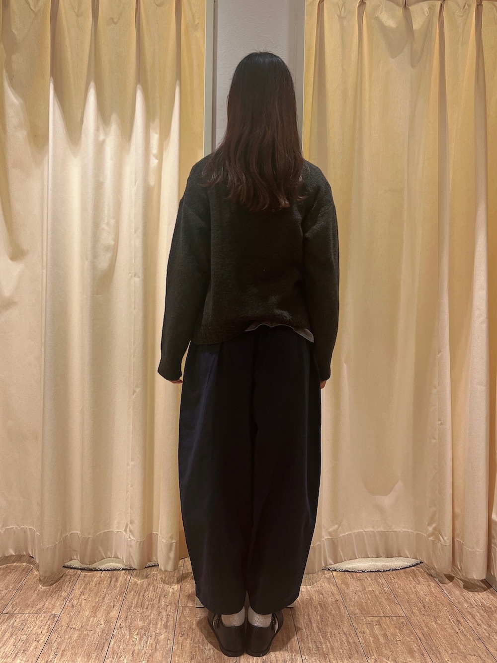 「サマンサ モスモス(Samansa Mos2)、Samansa Mos2、SM2、シンプルスタイル、秋服、オトナカワイイ、オトナ女子、お出かけコーデ、秋カラー」｜「Samansa Mos2のアイテム（シャツ/ブラウス、ブラック系）」を使った、りんごさん（レディース・167cm）の秋コーディネートの3枚目の写真