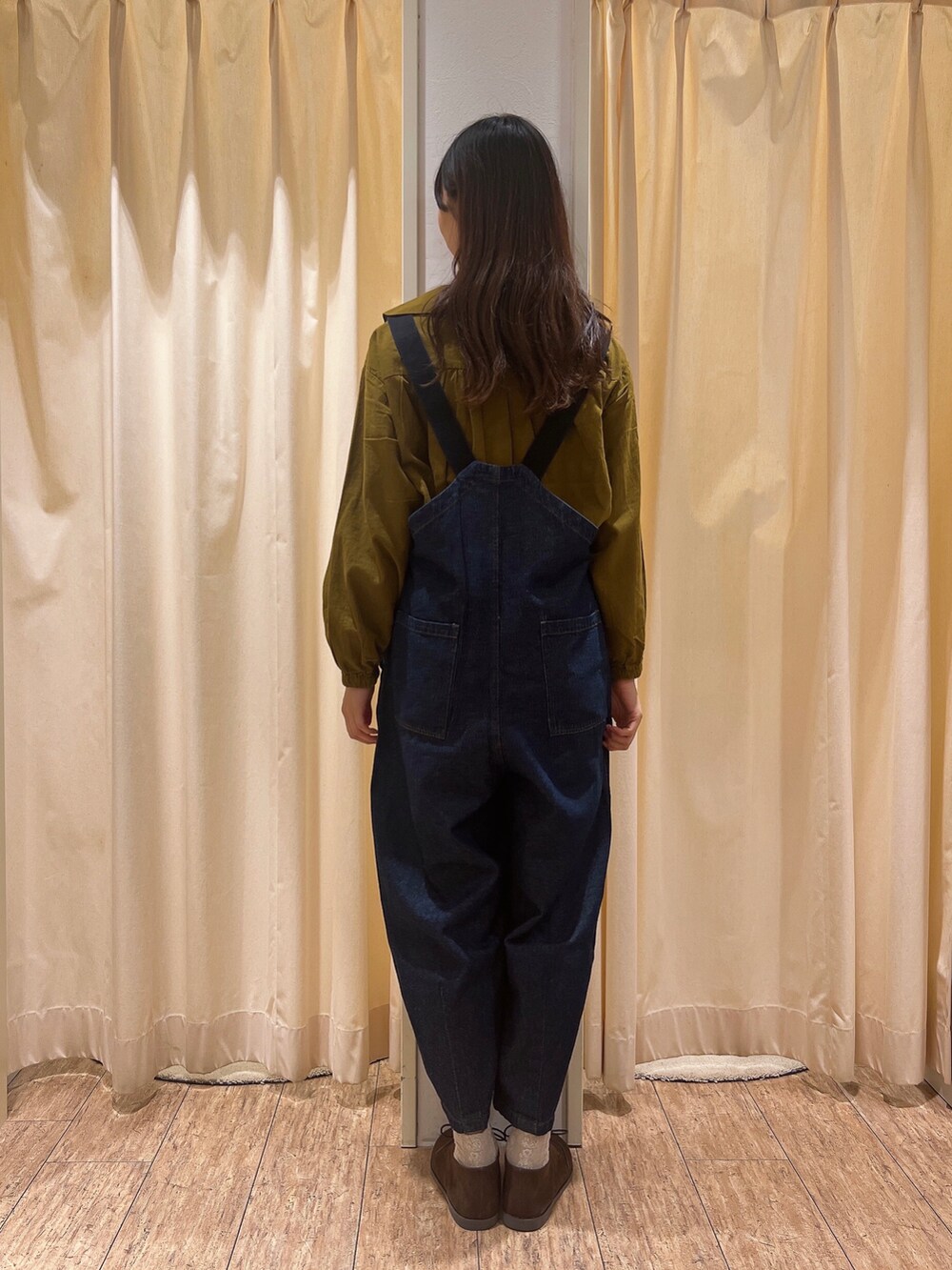 「サマンサ モスモス(Samansa Mos2)、Samansa Mos2、SM2、デニム、シンプルスタイル、オトナカワイイ、秋服、オトナ女子、お出かけコーデ、秋カラー」｜「Samansa Mos2のデニム/カツラギサロペット（サロペット/オーバーオール、ブルー系）」を使った、りんごさん（レディース・167cm）の秋コーディネートの2枚目の写真